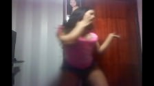 Latina cachonda bailando