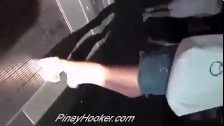 Espiando debajo de minifaldas