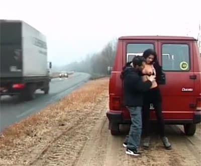 Follando en la carretera